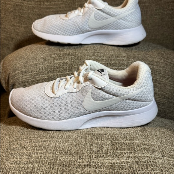 Nike Tanjun Women’s running sneaker in a white colorway Size 9 - Picture 2 of 11